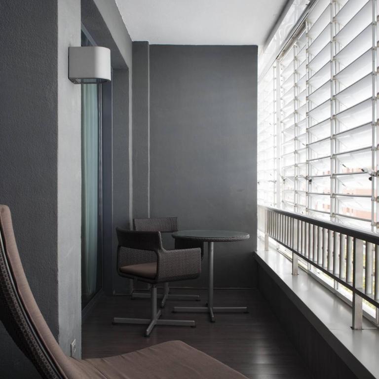AC Hotel Victoria Suites by Marriott - Standard King Room with Street View - 8