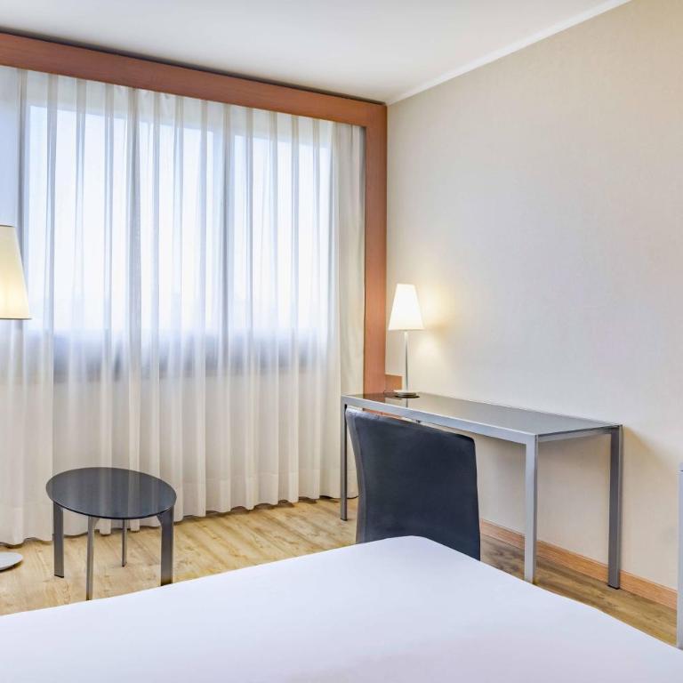 AC Hotel Genova by Marriott - Standard King Room - 2