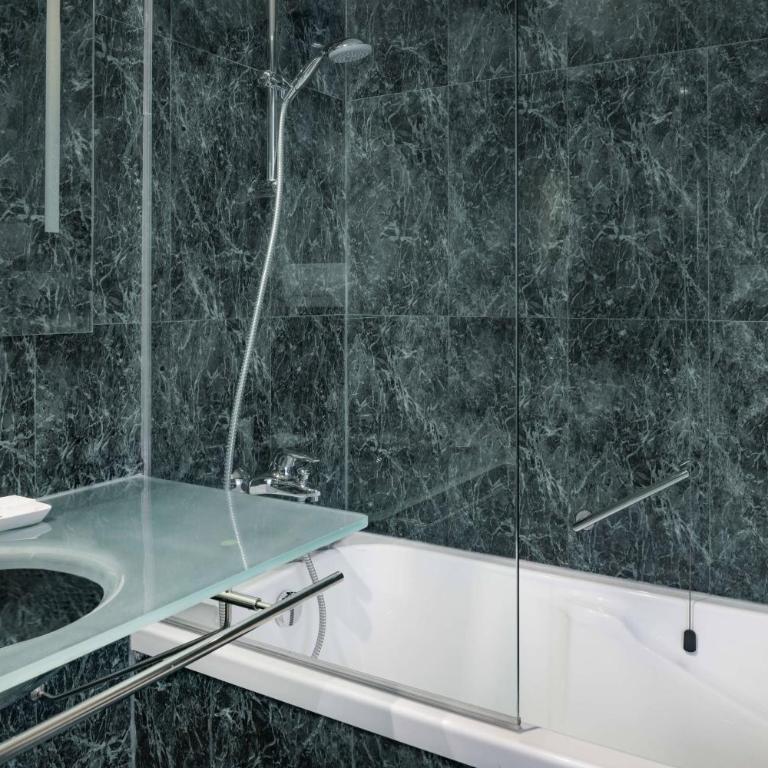 AC Hotel Genova by Marriott - Standard King Room - 3