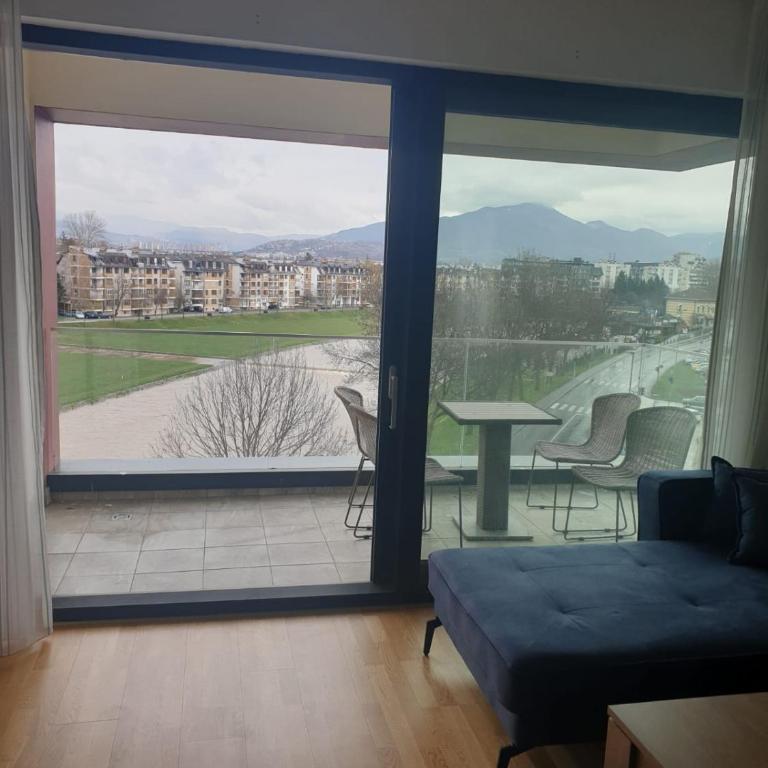 ILiDZA SKY - Three-Bedroom Apartment with Water View - 3