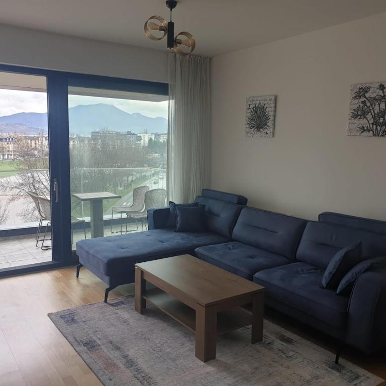 ILiDZA SKY - Three-Bedroom Apartment with Water View - 10