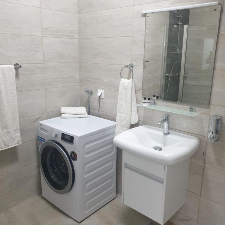 ILiDZA SKY - Three-Bedroom Apartment with Water View - 3