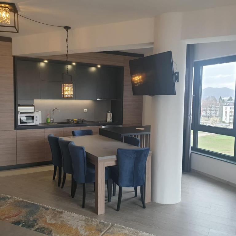 ILiDZA SKY - Three-Bedroom Apartment with Water View - 5