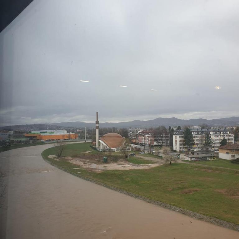 ILiDZA SKY - Three-Bedroom Apartment with Water View - 7