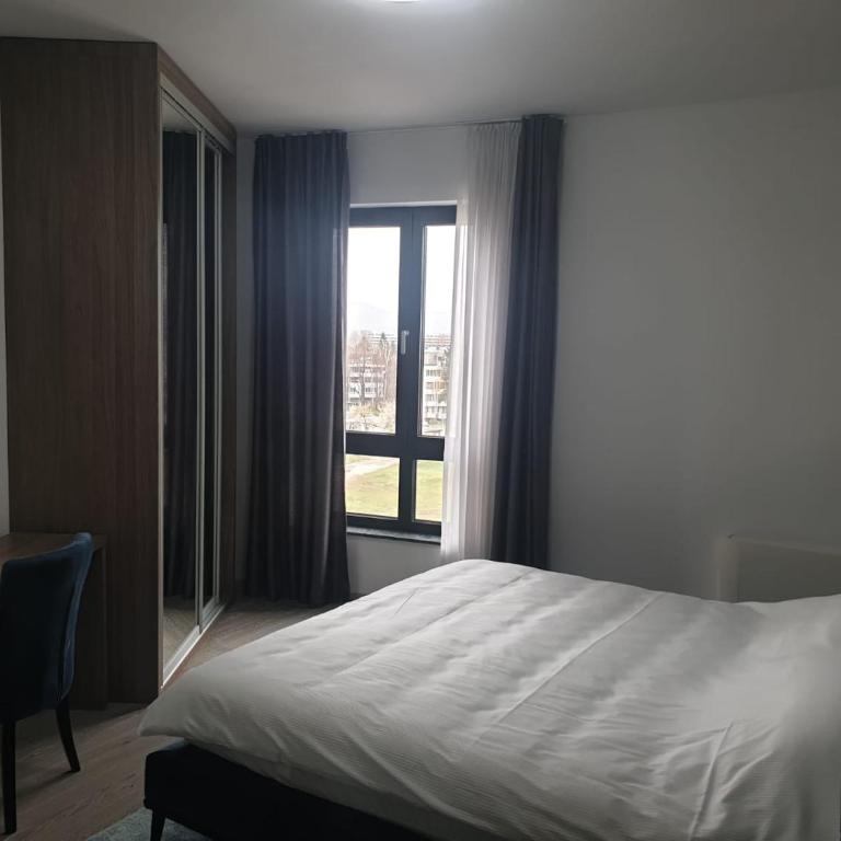 ILiDZA SKY - Three-Bedroom Apartment with Water View - 10