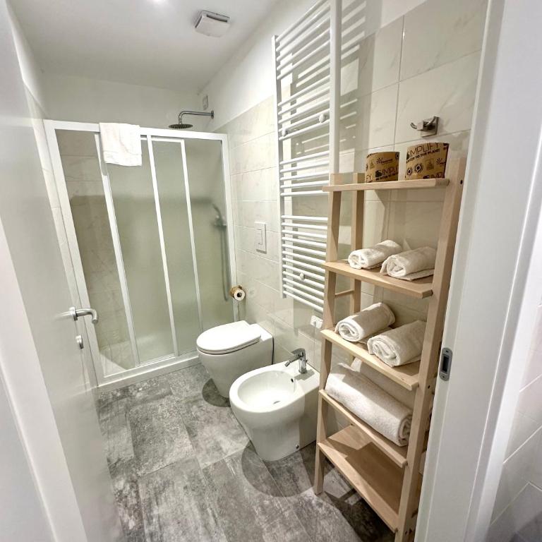 Living Lake Como-Rooms&Parking - Deluxe King Studio - 17