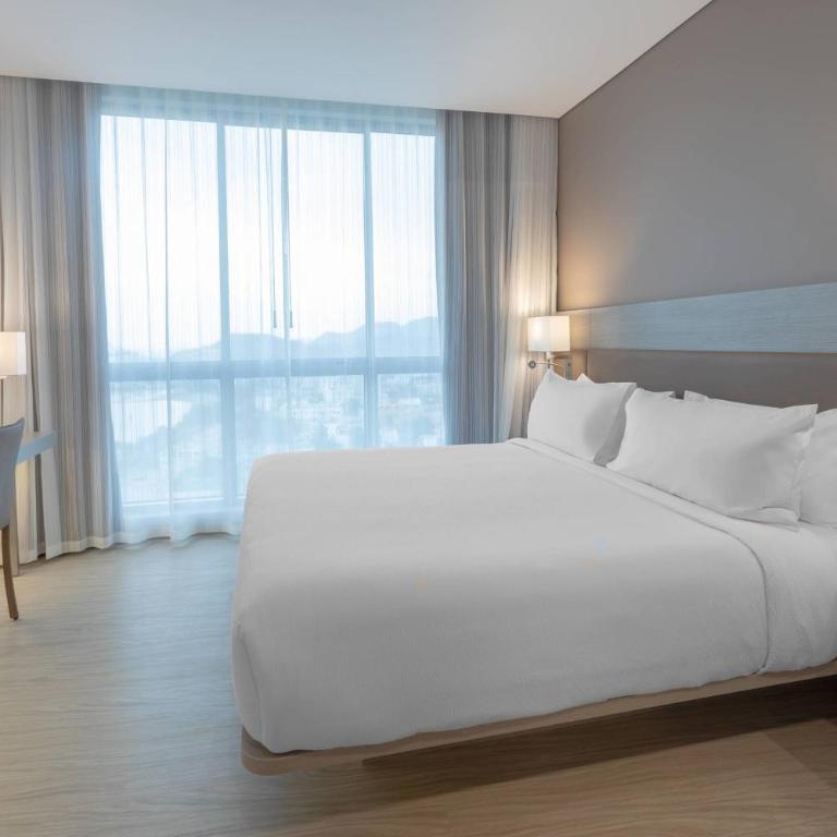AC Hotel By Marriott Santa Marta - King Guest Room - 1
