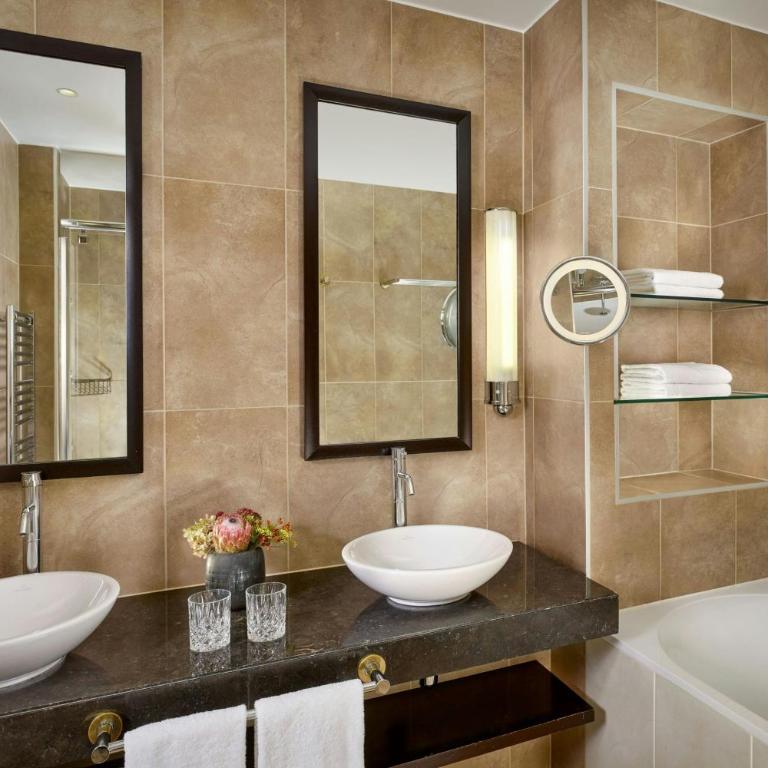 The Ritz-Carlton Hotel de la Paix, Geneva - Suite Junior Lit King-Size - Vue Frontale sur Lac - 10
