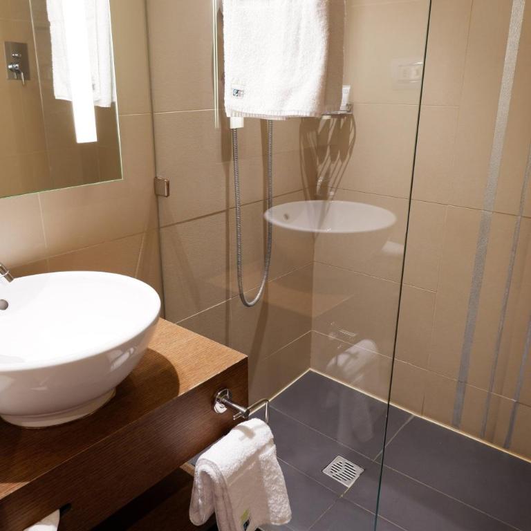 AC Hotel by Marriott Ambassadeur Antibes - Juan Les Pins - Chambre Lits Jumeaux avec Balcon - Vue sur Piscine - 7