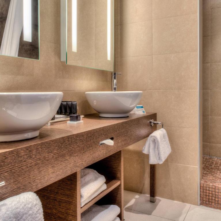 AC Hotel by Marriott Ambassadeur Antibes - Juan Les Pins - Suite avec Balcon - Vue Partielle sur Mer - 3