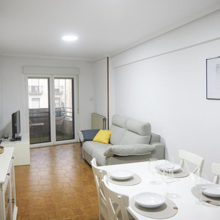 Apartamento Bretón de los Herreros con TERRAZA - Apartamento de 2 dormitorios - 3