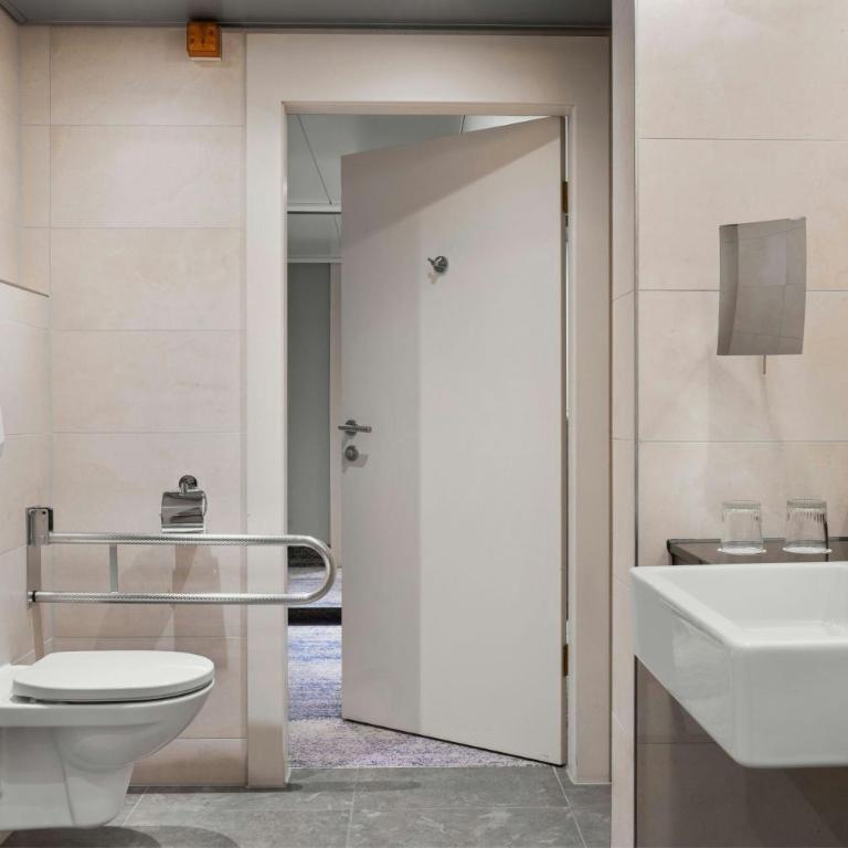 Courtyard by Marriott Linz - Standard Zimmer mit Kingsize-Bett - 5
