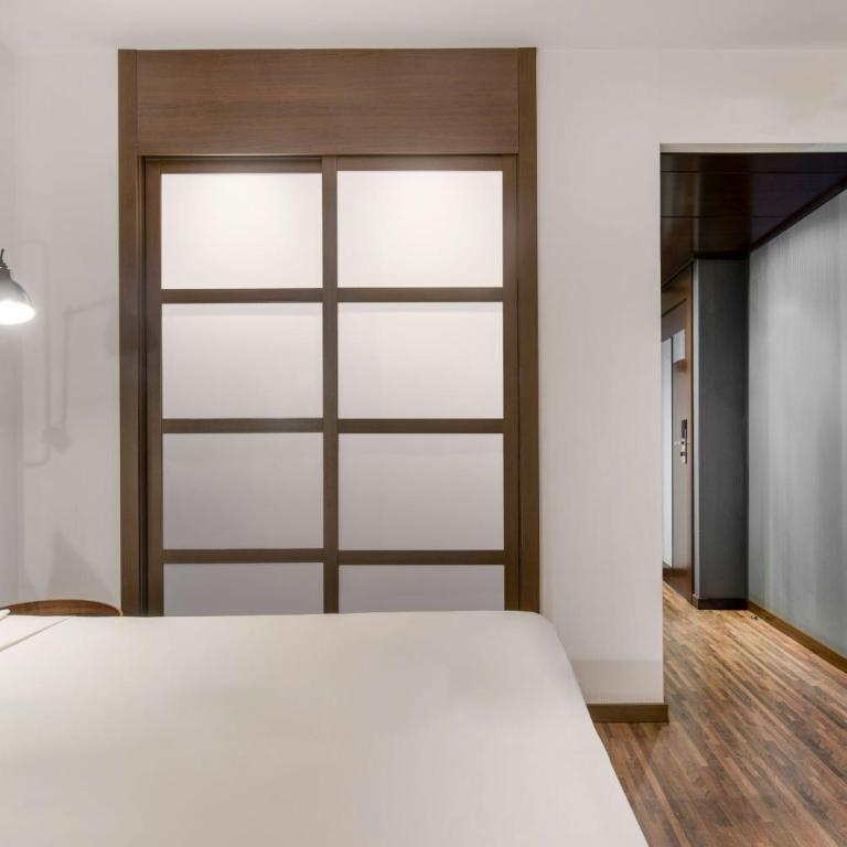 AC Hotel by Marriott Alicante - King Room with Sofa Bed - 8