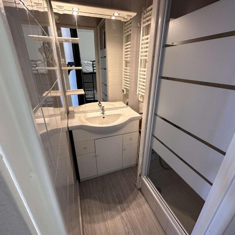 Studio cabine rénové 4 pers au Grau-du-Roi avec piscine et parking - FR-1-731-117 - Monolocale - 13