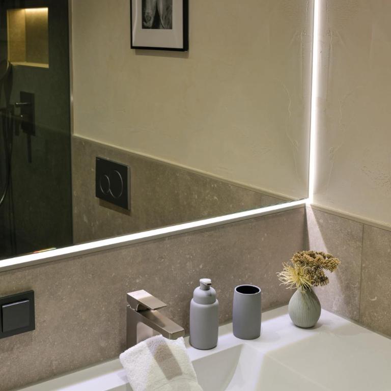 BergAlpine - Appartamento con 2 Camere da Letto, Balcone e Vista Montagna - 9