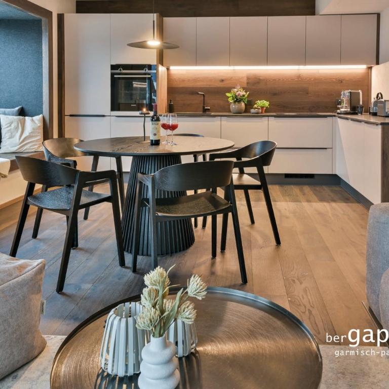 BergAlpine - Appartamento con 2 Camere da Letto, Balcone e Vista Montagna - 4