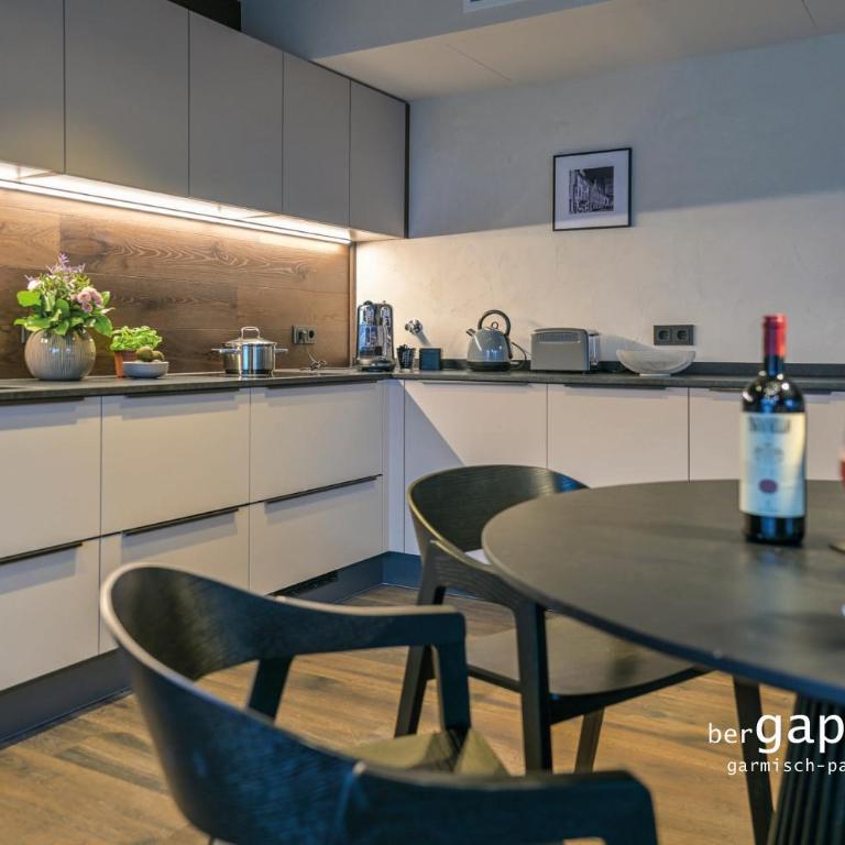 BergAlpine - Appartamento con 2 Camere da Letto, Balcone e Vista Montagna - 11