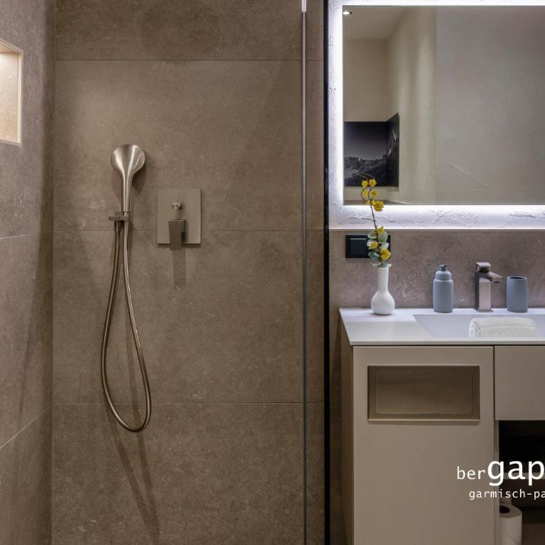 BergRetreat mit Sauna & Garten - Four-Bedroom Apartment with Sauna, Garden and Mountain View - 24