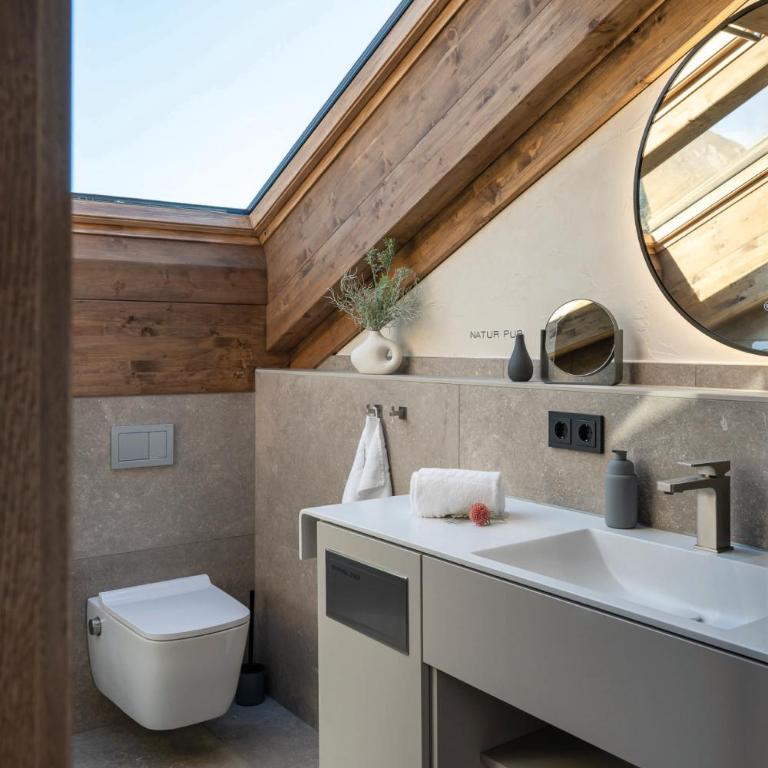 BergVibes - One-Bedroom Chalet with Balcony and Mountain View - 14