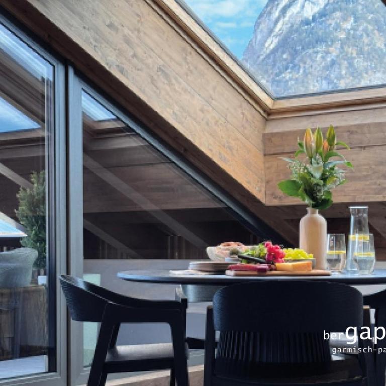 BergVibes - One-Bedroom Chalet with Balcony and Mountain View - 2