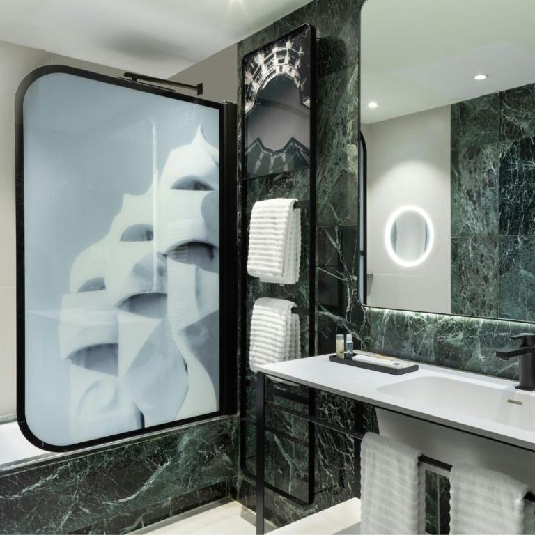 Renaissance Barcelona Hotel - Urban Superior King Room - 5