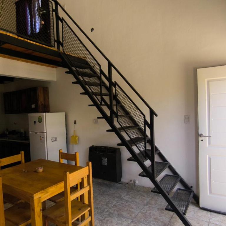 Duplex con patio y cochera, con aire acondicionado y vajilla completa en el centro de Choele Choel - Apartamento de 1 dormitorio - 1