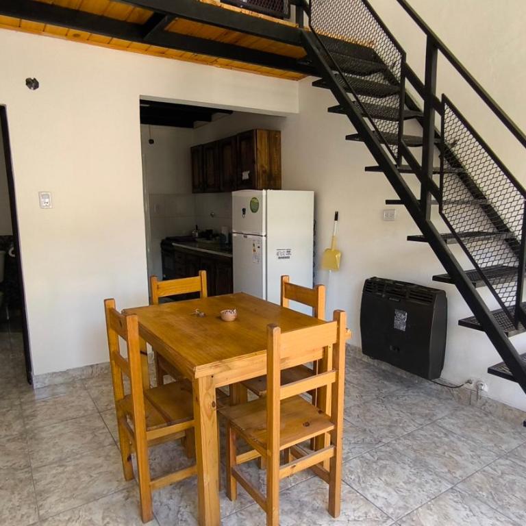 Duplex con patio y cochera, con aire acondicionado y vajilla completa en el centro de Choele Choel - Apartamento de 1 dormitorio - 6