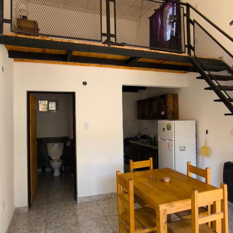Duplex con patio y cochera, con aire acondicionado y vajilla completa en el centro de Choele Choel - Apartamento de 1 dormitorio - 7