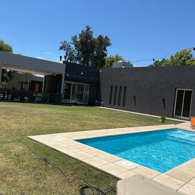 Moderna casa con pileta en barrio privado - Casa de 2 dormitorios - 3