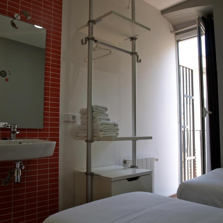 Hostal Nitzs Bcn - Triple Room with Shared Bathroom - 4