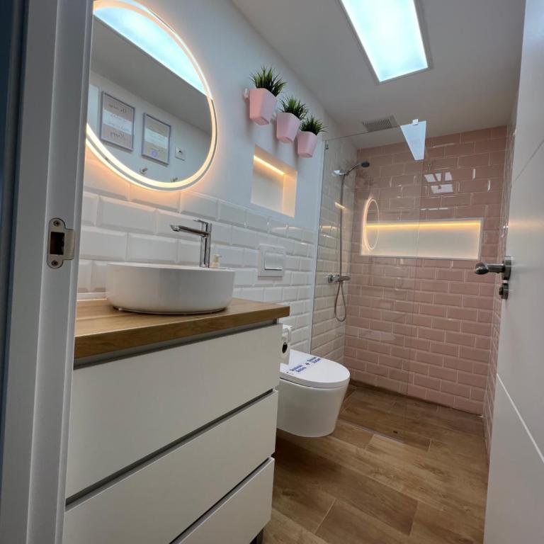 APARTAMENTO NUEVO CÉNTRICO en PRIMERA Línea de playa con vistas al Mar, Piscina, aire acondicionado y wifi - Apartamento de 2 dormitorios - 15