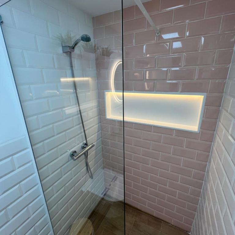 APARTAMENTO NUEVO CÉNTRICO en PRIMERA Línea de playa con vistas al Mar, Piscina, aire acondicionado y wifi - Apartamento de 2 dormitorios - 16