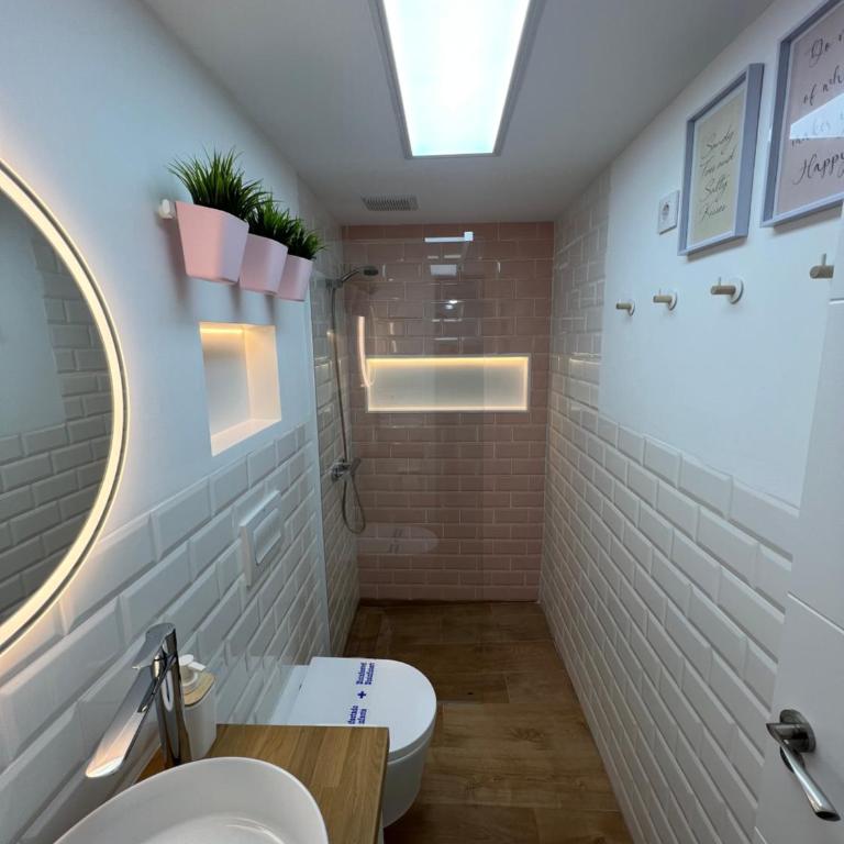 APARTAMENTO NUEVO CÉNTRICO en PRIMERA Línea de playa con vistas al Mar, Piscina, aire acondicionado y wifi - Apartamento de 2 dormitorios - 18