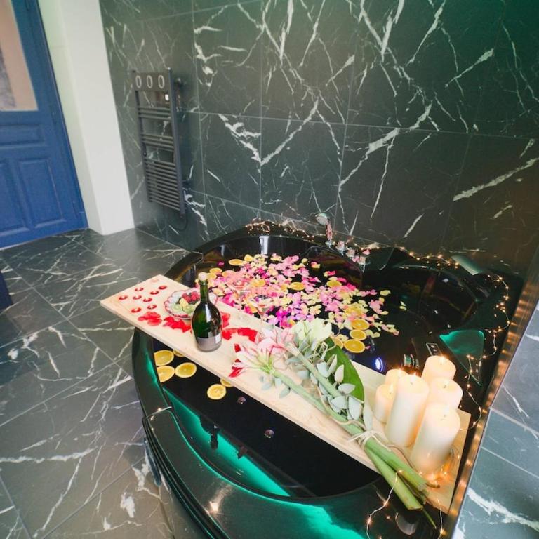 Popart Insolite Jacuzzi,Sauna & SPA Parking free - Appartement 1 Chambre - 52
