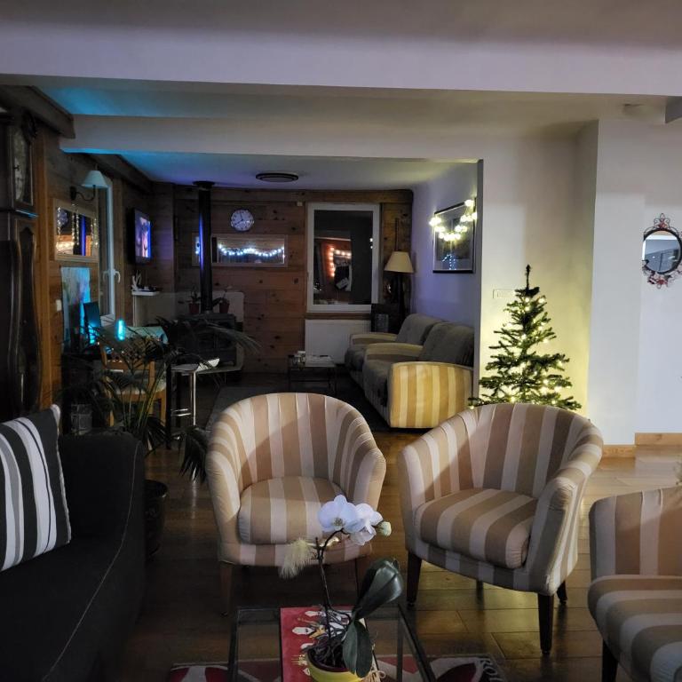 Dans un village savoyard a 1000 m d'altitude bel appartement spacieux de140m2 avec vue magnifique sur la montagne - Appartement avec Vue sur la Montagne - 44