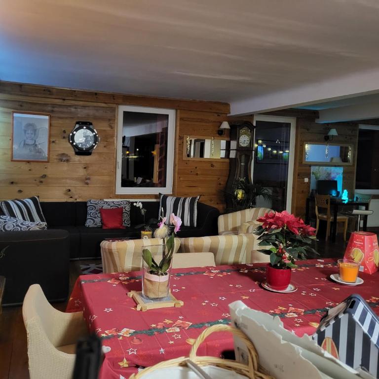 Dans un village savoyard a 1000 m d'altitude bel appartement spacieux de140m2 avec vue magnifique sur la montagne - Appartement avec Vue sur la Montagne - 40