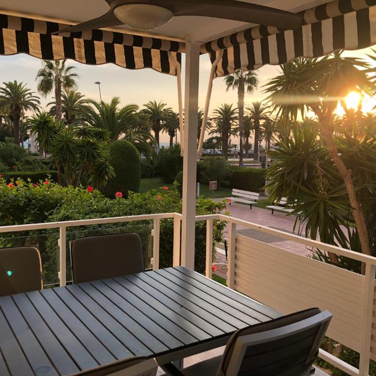 Moderno Apartamento en 1a Linia de mar en Salou. - Three-Bedroom Apartment - 19