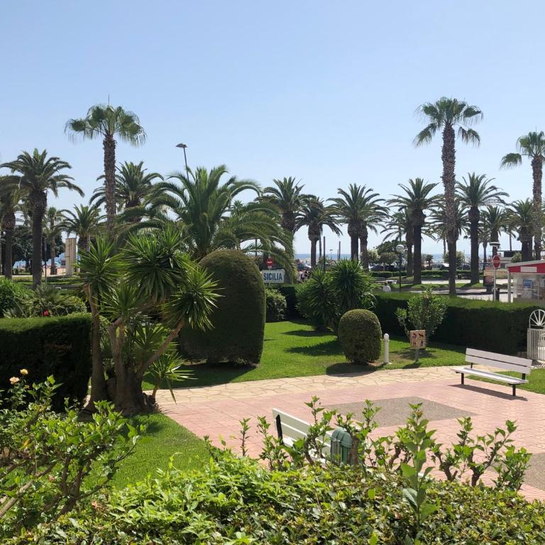 Moderno Apartamento en 1a Linia de mar en Salou. - Three-Bedroom Apartment - 16