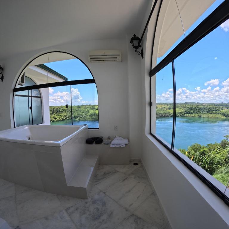Hotel Casablanca Boutique Ciudad del Este By Swiss Bonmont Hotels - Suite with River View - 4