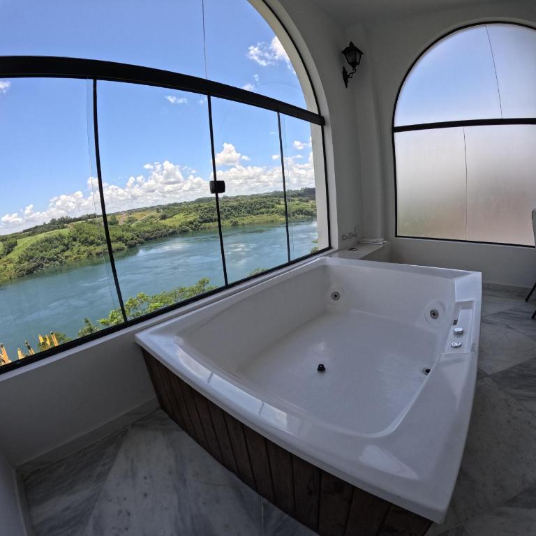 Hotel Casablanca Boutique Ciudad del Este By Swiss Bonmont Hotels - Family Room with Lake View - 3