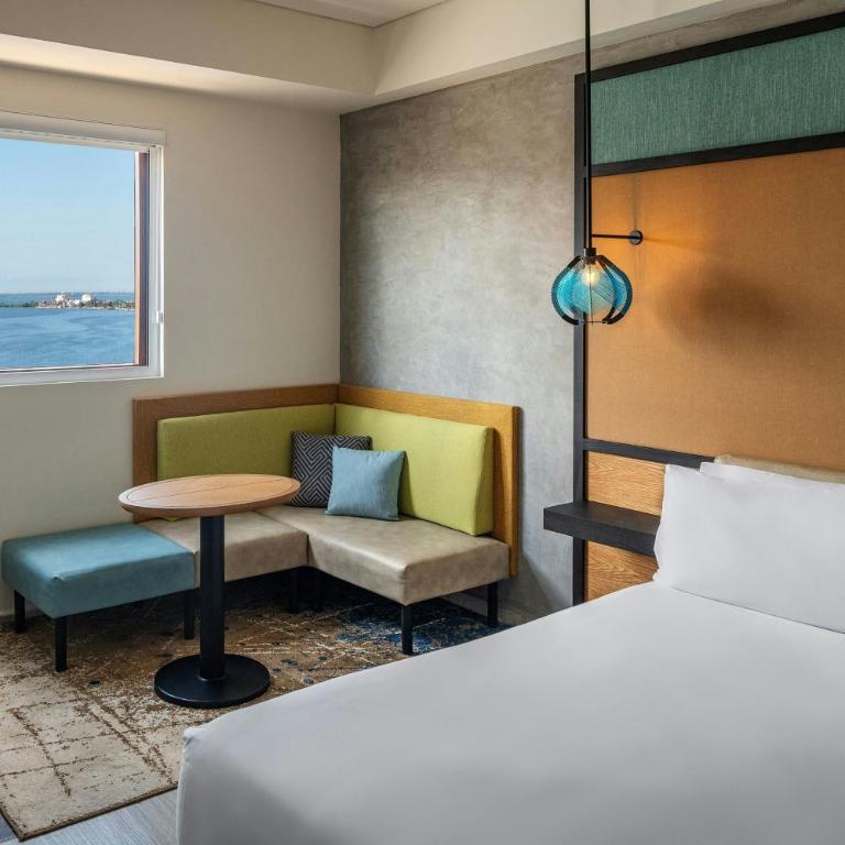 Aloft by Marriott Cancun - Aloft Lagoon View, Guest room, 1 King+ Complimentary open bar - 1