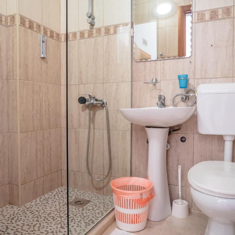 Apartments Bonita - Dvokrevetna Soba sa Bračnim Krevetom sa Balkonom i Pogledom na More - 5