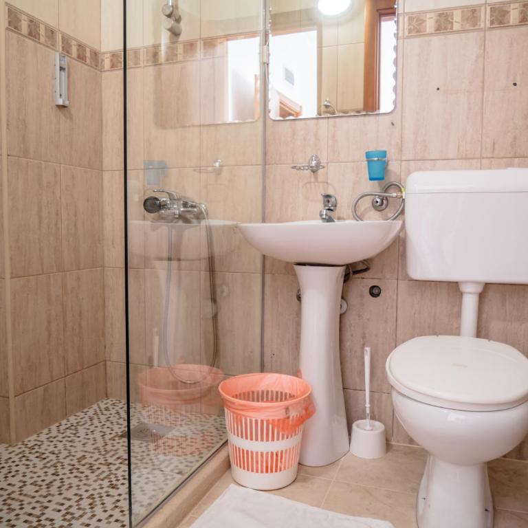 Apartments Bonita - Dvokrevetna Soba sa Bračnim Krevetom sa Balkonom i Pogledom na More - 6