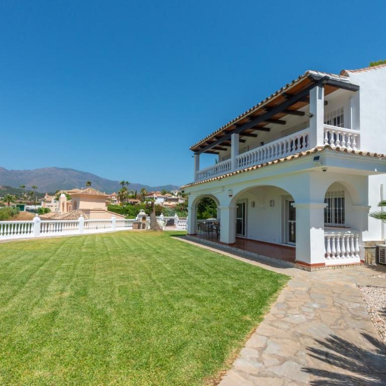Villa Holivista Elegant 4-Bedroom Spanish Villa in Estepona - Villa - 4