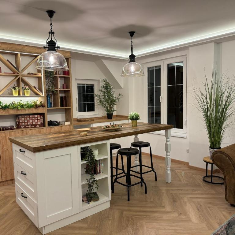 Romero Velvet Nights - One-Bedroom Apartment - 12