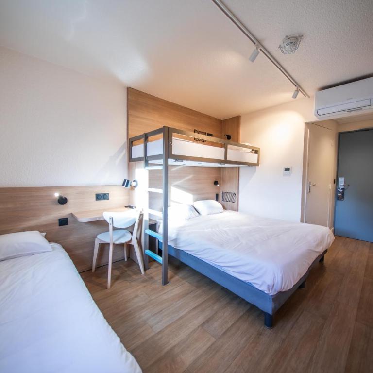 Premiere Classe Annecy Cran-Gevrier RÉNOVÉ EN 2025 - Chambre Quadruple avec 1 Lit Double et 2 Lits Simples - 6