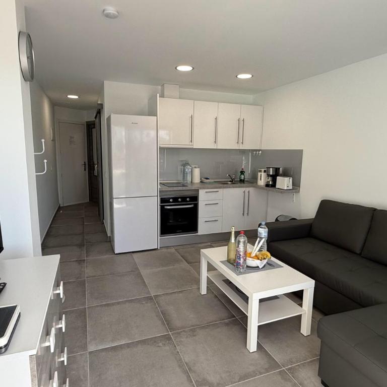 Apartamentos Danubio, Modernes Apartment mit Poolblick und seitlichem Meerblick, Wohnzimmer und 1 Schlafzimmer, 4 Etage, im Herzen von Playa del Inglés, Gran Canaria - One-Bedroom Apartment with Balcony and Sea View - 3