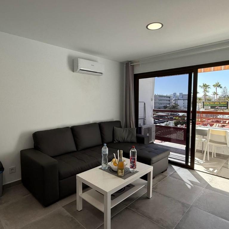 Apartamentos Danubio, Modernes Apartment mit Poolblick und seitlichem Meerblick, Wohnzimmer und 1 Schlafzimmer, 4 Etage, im Herzen von Playa del Inglés, Gran Canaria - One-Bedroom Apartment with Balcony and Sea View - 2