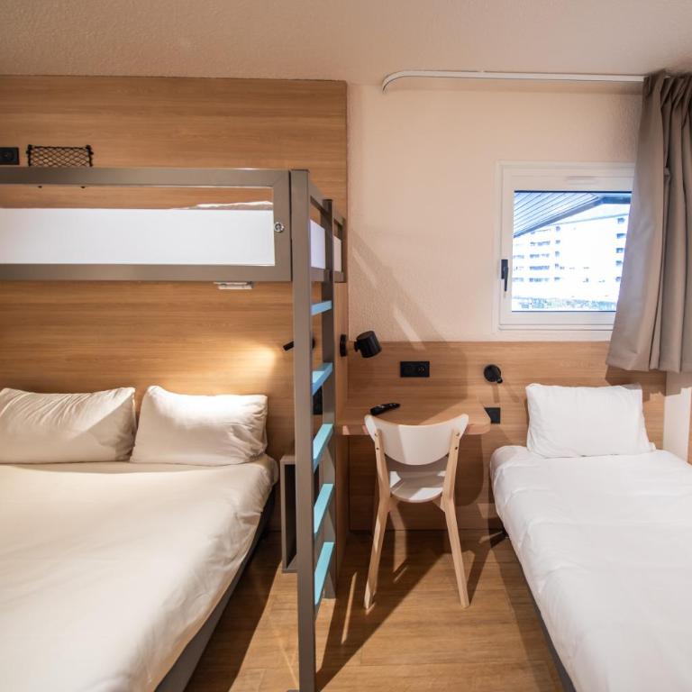 Premiere Classe Annecy Cran-Gevrier RÉNOVÉ EN 2025 - Chambre Quadruple avec 1 Lit Double et 2 Lits Simples - 4