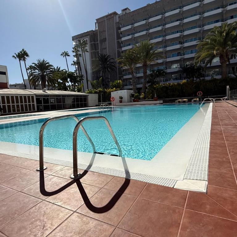 Apartamentos Danubio, Modernes Apartment mit Poolblick und seitlichem Meerblick, Wohnzimmer und 1 Schlafzimmer, 4 Etage, im Herzen von Playa del Inglés, Gran Canaria - One-Bedroom Apartment with Balcony and Sea View - 13